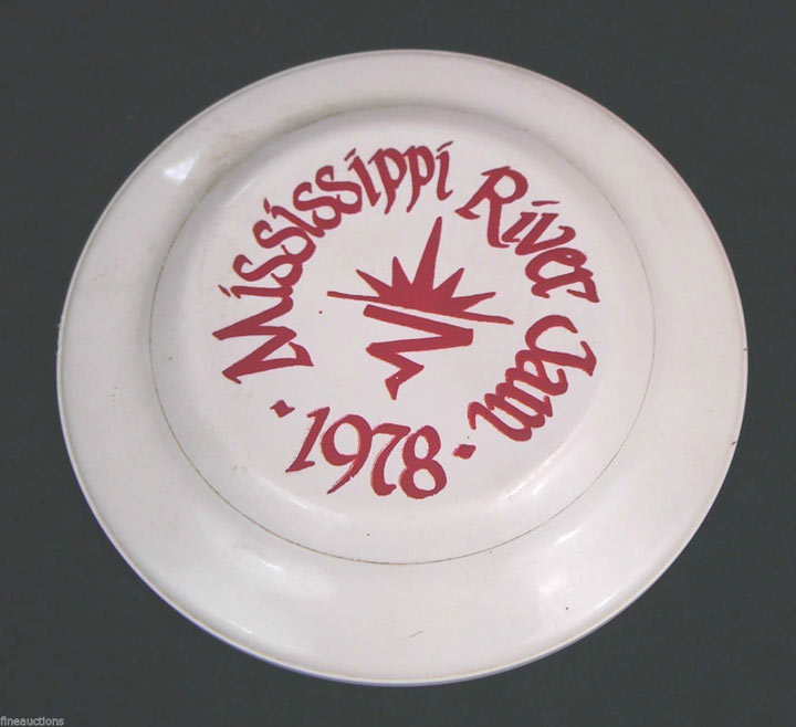 Van_Halen_Mississippi-River-Jam-July-16-1978_frisbee