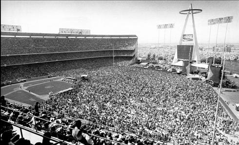 Anaheim_stadium_1978