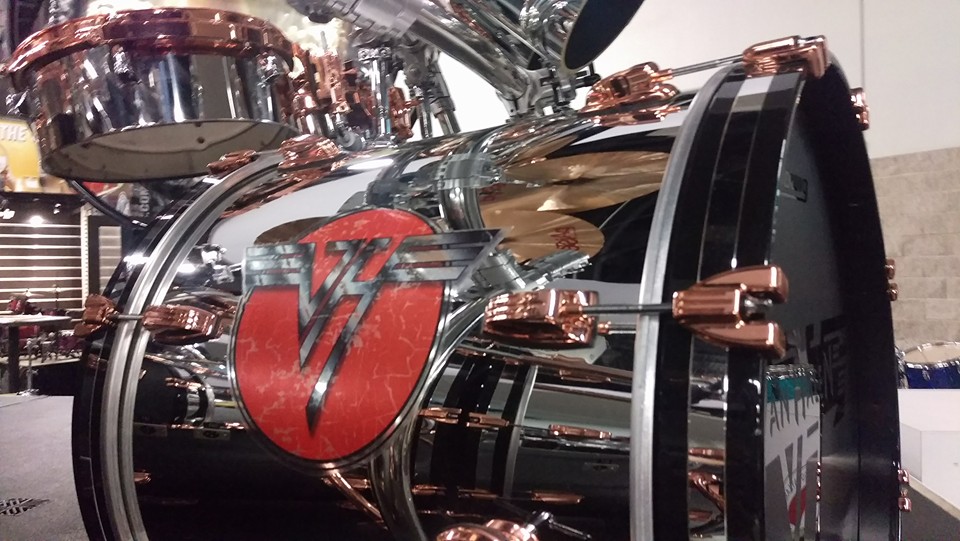 Alex_Van_Halen_Ludwig_booth_NAMM_2016_5