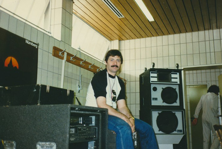 noel_backstage_with_equipment_1984_720