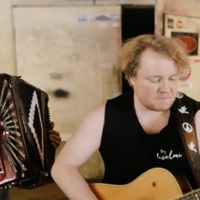 Steve 'n' Seagulls performing 'Panama'